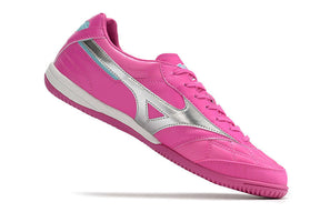 Chuteira Futsal Mizuno Morelia Sala IC Rosa e Prata com design moderno e desempenho superior para futsal.