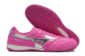 Chuteira Futsal Mizuno Morelia Sala IC Rosa e Prata com sola IC para desempenho em quadras interiores.