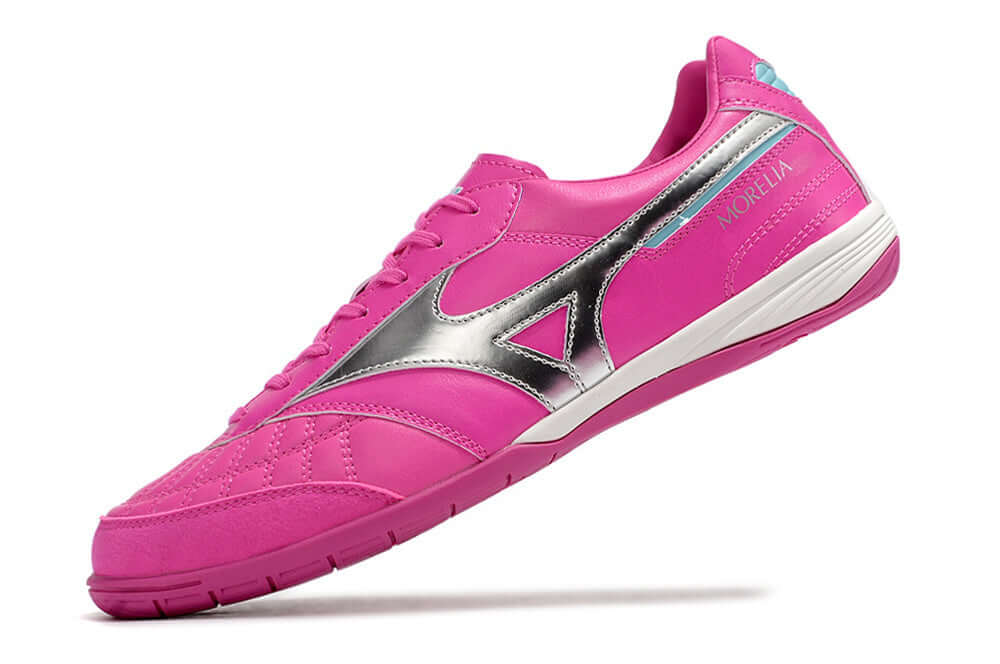 Chuteira Futsal Mizuno Morelia Sala IC Rosa e Prata com design moderno e sola ideal para superfícies de futsal.