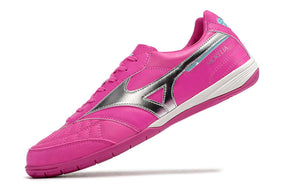 Chuteira Futsal Mizuno Morelia Sala IC Rosa e Prata com design moderno e sola ideal para superfícies de futsal.
