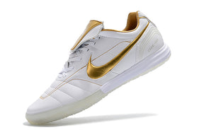 Chuteira Futsal Tiempo Legend Elite IC "Ronaldinho" Branca com detalhes dourados, ideal para futsal de elite.