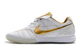 Chuteira Futsal Tiempo Legend Elite IC "Ronaldinho" Branca com detalhes em dourado e design moderno.