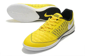 Chuteira Futsal Nike Lunar Gato IC Amarela, Branca e Preto em destaque com design moderno.