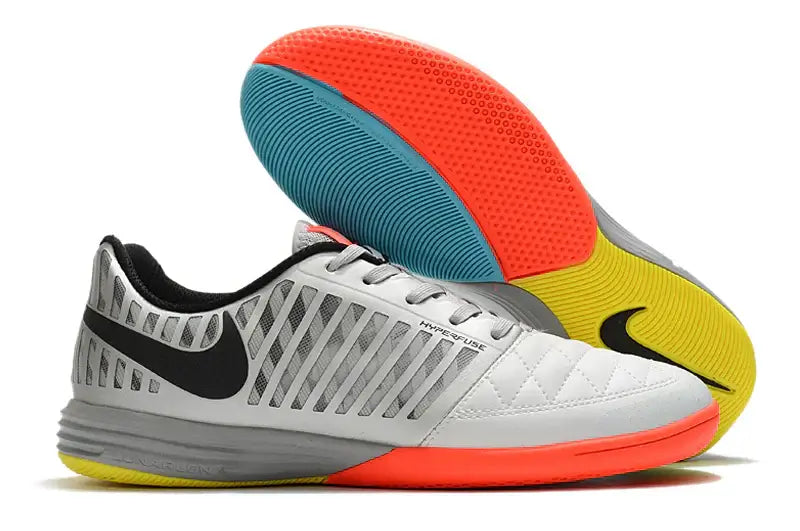 Chuteira Futsal Nike Lunar Gato IC, ideal para alto desempenho em futsal, com sola IC para aderência superior.