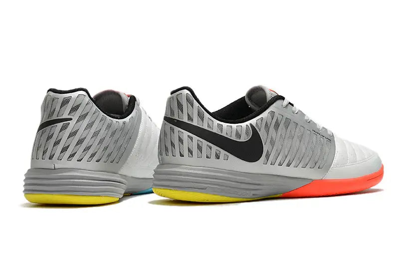 Chuteira Futsal Nike Lunar Gato IC vista traseira com design inovador e sola para quadra interior