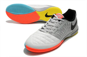 Chuteira Futsal Nike Lunar Gato IC em destaque, com design inovador e sola IC colorida.