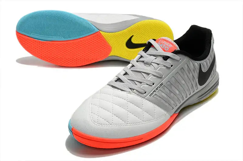 Chuteira Futsal Nike Lunar Gato IC em destaque, com design inovador e sola IC colorida.