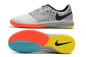 Chuteira Futsal Nike Lunar Gato IC com design inovador e sola IC para máxima aderência.