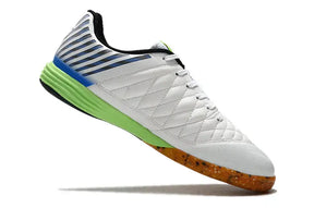Chuteira Futsal Nike Lunar Gato IC em ação, destacando seu design leve e aderência superior.