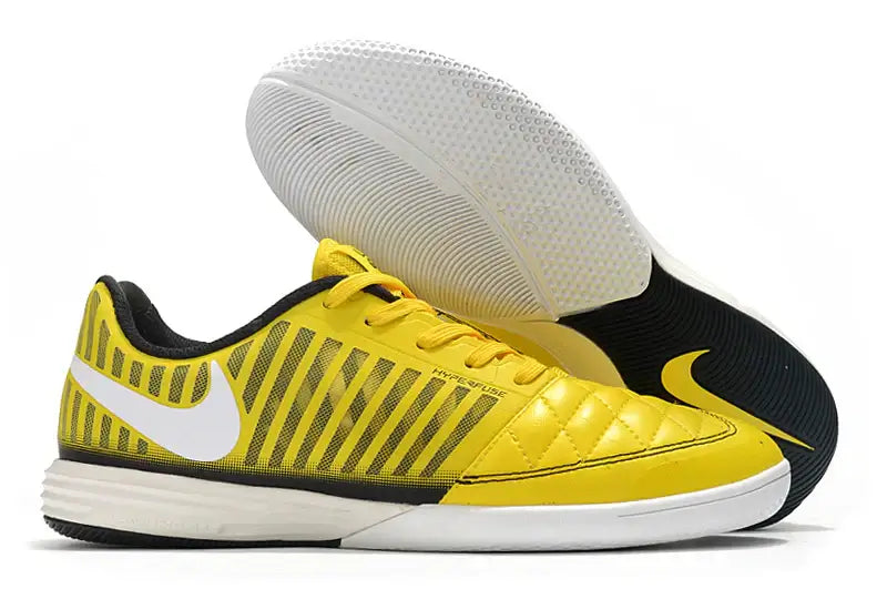 Chuteira Futsal Nike Lunar Gato IC Amarela, Branca e Preto com design amarelo e solado IC.
