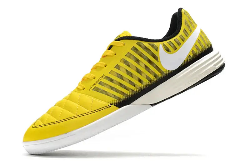 Chuteira Futsal Nike Lunar Gato IC Amarela, Branca e Preto em ângulo lateral com detalhes em amarelo e preto.