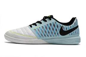 Chuteira Futsal Nike Lunar Gato IC Azul e Branca vista lateral, ideal para controle e desempenho em quadra.