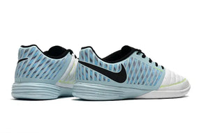 Chuteira Futsal Nike Lunar Gato IC Azul e Branca com design moderno, ideal para desempenho em quadra.