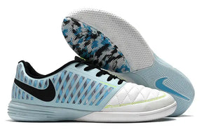 Chuteira Futsal Nike Lunar Gato IC Azul e Branca vista lateral com detalhes em azul e branco.