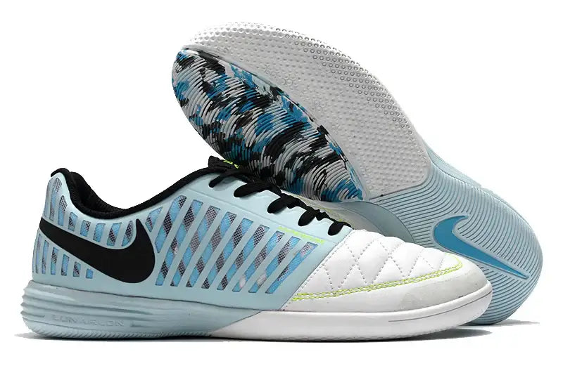 Chuteira Futsal Nike Lunar Gato IC Azul e Branca vista lateral com detalhes em azul e branco.