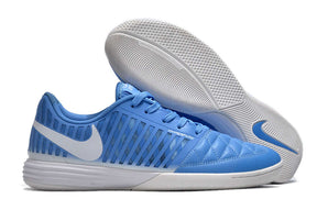Chuteira Futsal Nike Lunar Gato IC - Azul e Branca com design em azul e branco, ideal para futsal.