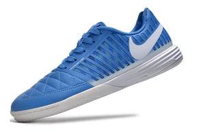 Chuteira Futsal Nike Lunar Gato IC - Azul e Branca em vista lateral, destacando design azul e branco.