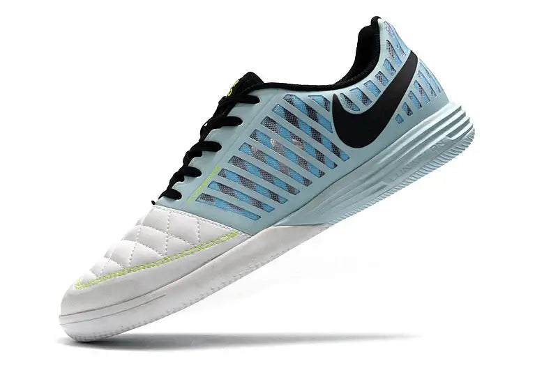 Chuteira Futsal Nike Lunar Gato IC Azul e Branca lateral com detalhes em preto e azul claro