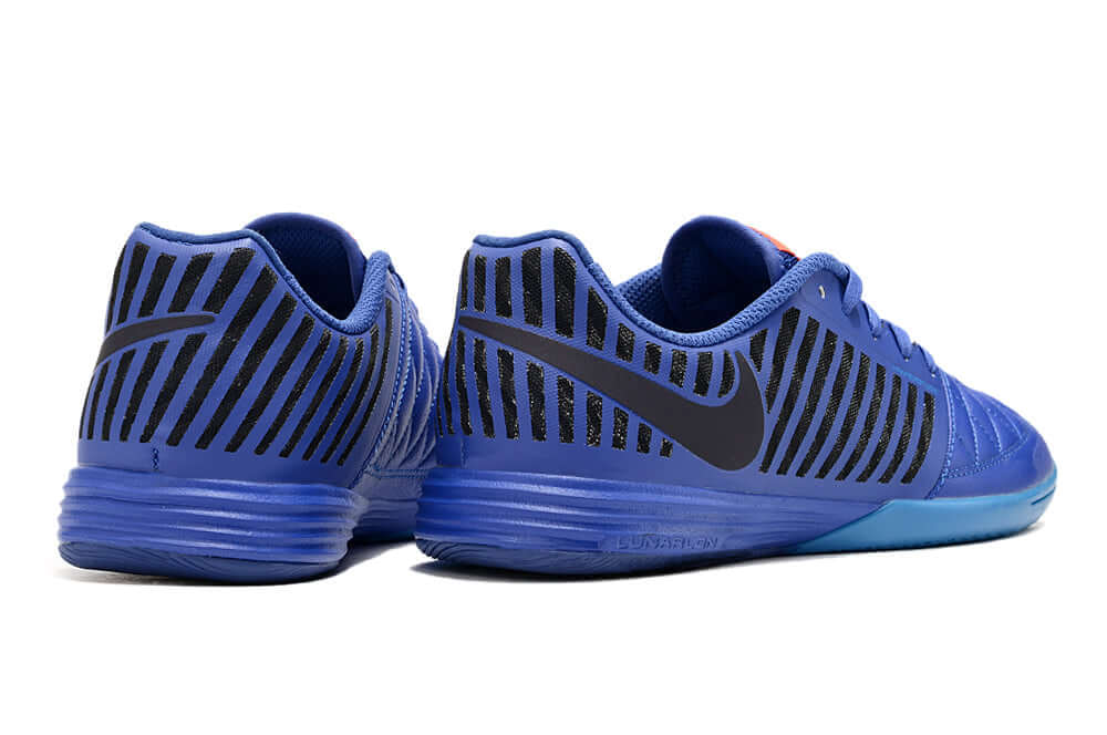 Chuteira Futsal Nike Lunar Gato IC - Azul Escuro e Preta vista traseira mostrando design elegante e tecnologia de tração.