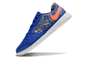 Chuteira Futsal Nike Lunar Gato IC - Azul, laranja e Dourada em destaque, com design vibrante e tecnologia Lunarlon.