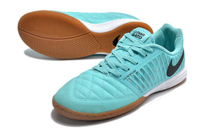Chuteira Futsal Nike Lunar Gato IC - Azul e Preta em destaque com design azul claro e sola em borracha.