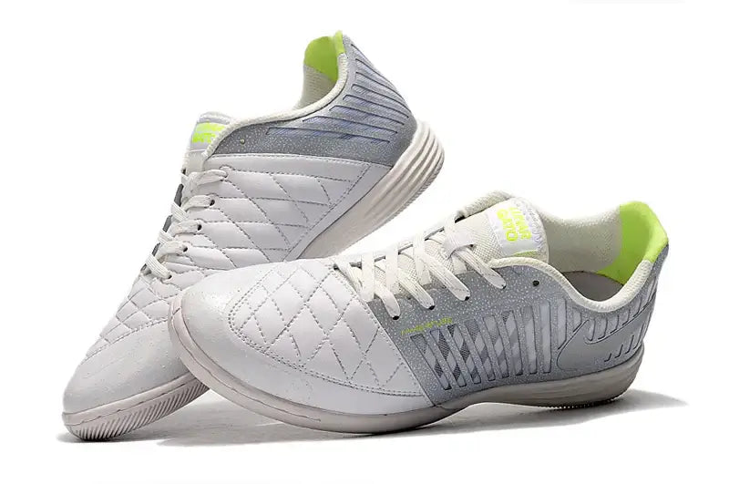 Chuteira Futsal Nike Lunar Gato IC Branca com design moderno e solado para aderência em pisos internos.