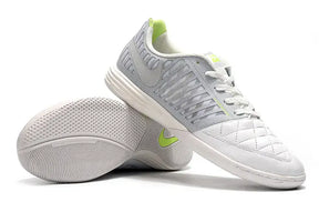 Chuteira Futsal Nike Lunar Gato IC Branca com design moderno em cinza e detalhes verdes.