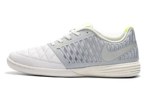 Chuteira Futsal Nike Lunar Gato IC Branca lateral com design elegante e tecnologia de desempenho.
