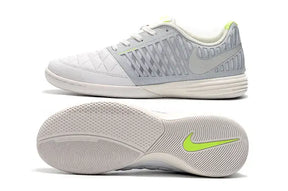 Chuteira Futsal Nike Lunar Gato IC Branca com design branco e detalhes em verde, ideal para futsal de alto desempenho.