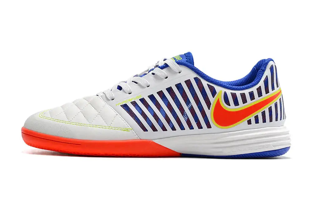 Chuteira Futsal Nike Lunar Gato IC Branca, Azul e Laranja lateral com design inovador e sola IC.