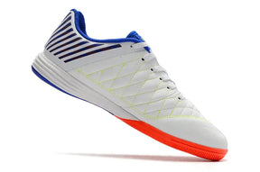 Chuteira Futsal Nike Lunar Gato IC Branca, Azul e Laranja com design inovador para futsal.