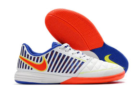 Chuteira Futsal Nike Lunar Gato IC Branca, Azul e Laranja em destaque, mostrando design e sola IC.