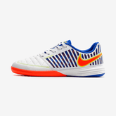 Chuteira Futsal Nike Lunar Gato IC Branca, Azul e Laranja lateral com design inovador para altas performances em futsal.