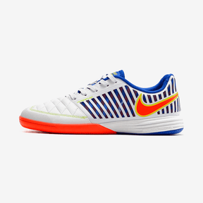 Chuteira Futsal Nike Lunar Gato IC Branca, Azul e Laranja lateral com design inovador para altas performances em futsal.