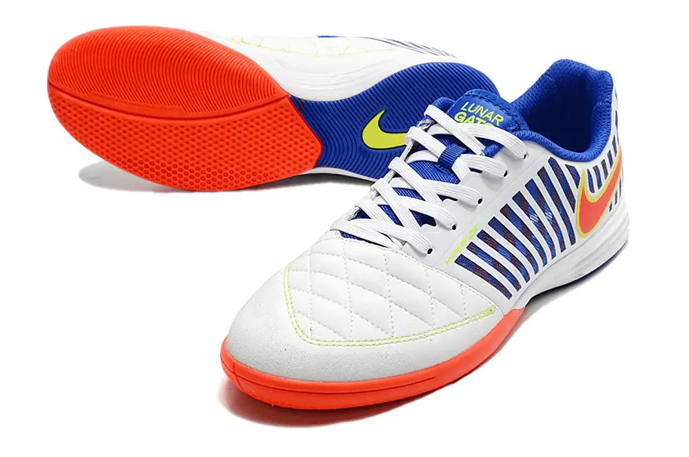 Chuteira Futsal Nike Lunar Gato IC Branca, Azul e Laranja com design inovador e sola IC para futebol em quadras internas.