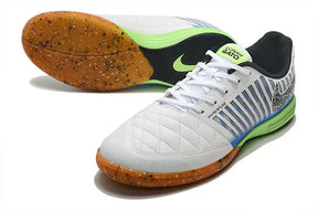 Chuteira Futsal Nike Lunar Gato IC Branca, Azul e Verde, modelo premium para controle e conforto em pisos internos.