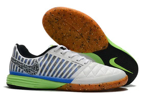Chuteira Futsal Nike Lunar Gato IC Branca, Azul e Verde com sola laranja e detalhes em verde.