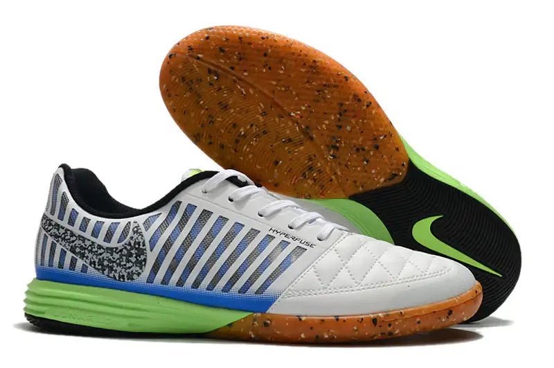 Chuteira Futsal Nike Lunar Gato IC Branca, Azul e Verde com sola laranja e detalhes em verde.