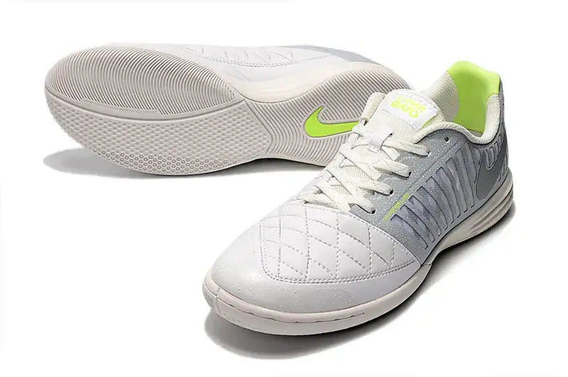 Chuteira Futsal Nike Lunar Gato IC Branca com design moderno e solado para quadras internas.