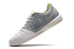 Chuteira Futsal Nike Lunar Gato IC Branca em destaque com design moderno e cores atrativas.