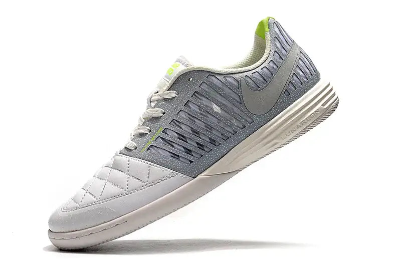 Chuteira Futsal Nike Lunar Gato IC Branca em destaque com design moderno e cores atrativas.