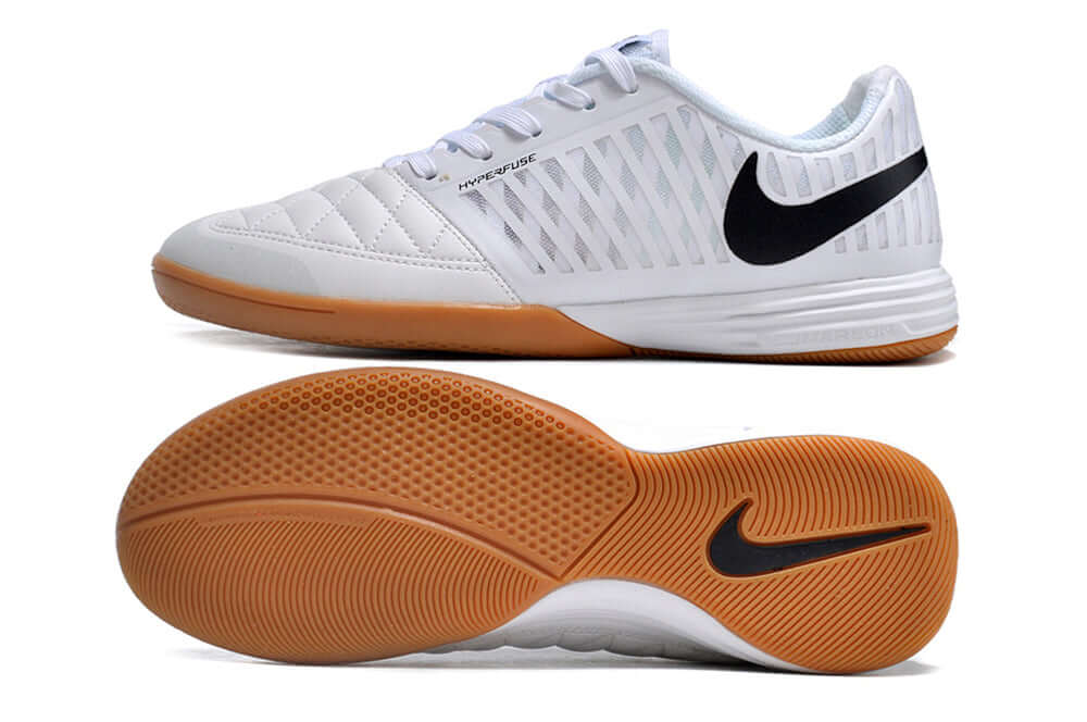 Chuteira Futsal Nike Lunar Gato IC - Branca, vista lateral e inferior com solado de aderência superior.