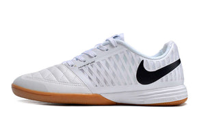 Chuteira Futsal Nike Lunar Gato IC - Branca vista lateral, ideal para desempenho em quadras internas.