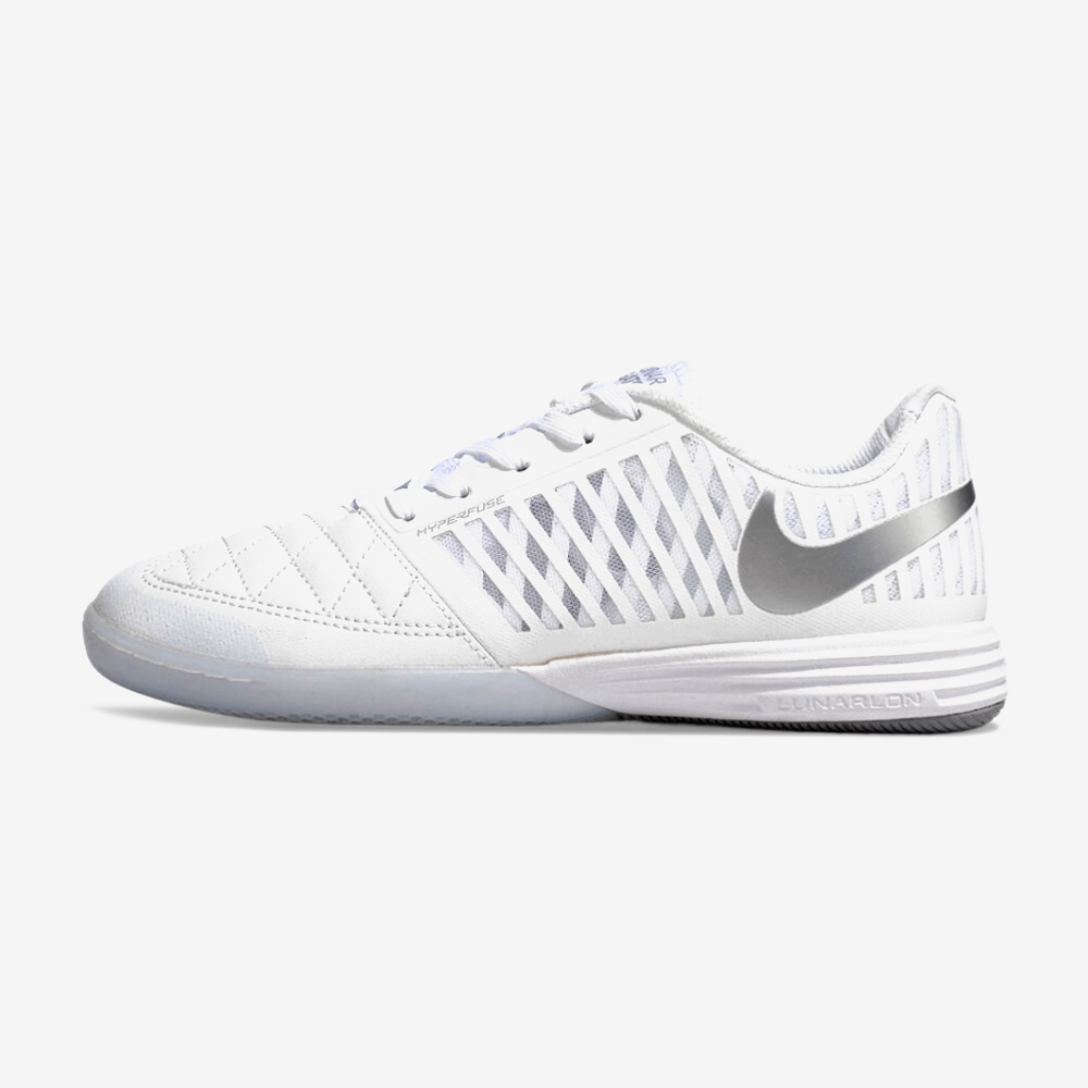 Chuteira Futsal Nike Lunar Gato IC - Branca e Prata com design elegante e tecnologia avançada.
