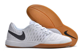 Chuteira Futsal Nike Lunar Gato IC - Branca com solado IC e design moderno para desempenho em quadras internas.