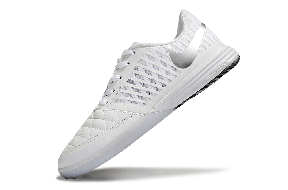 Chuteira Futsal Nike Lunar Gato IC - Branca e Prata com design sofisticado e tecnologia avançada para quadras indoor.
