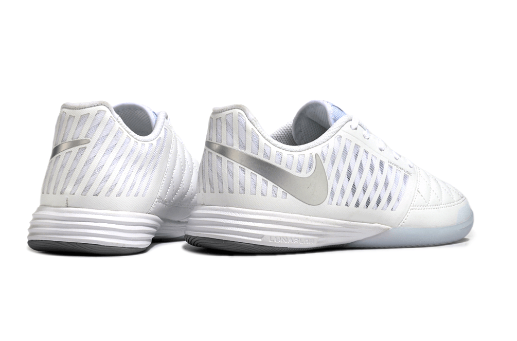 Chuteira Futsal Nike Lunar Gato IC - Branca e Prata vista traseira, design elegante e tecnologia avançada.