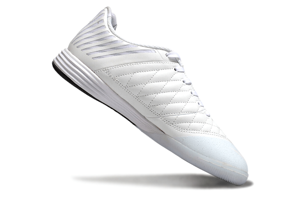 Chuteira Futsal Nike Lunar Gato IC - Branca e Prata em ângulo, destacando design elegante e tecnologia superior.