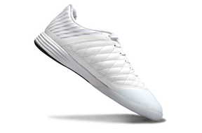 Chuteira Futsal Nike Lunar Gato IC - Branca e Prata em ângulo, destacando design elegante e tecnologia superior.