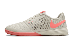 Chuteira Futsal Nike Lunar Gato IC - Branca e Rosa com design moderno e conforto superior.
